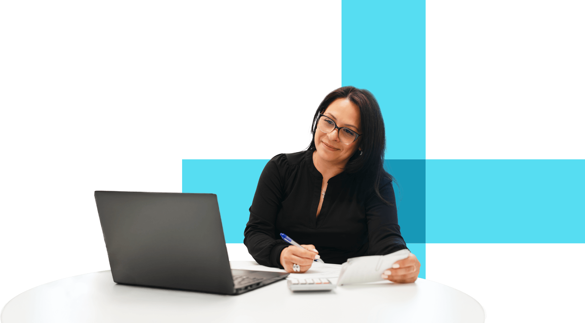 Image d’une femme travaillant devant un ordinateur portable avec plusieurs documents et une calculatrice