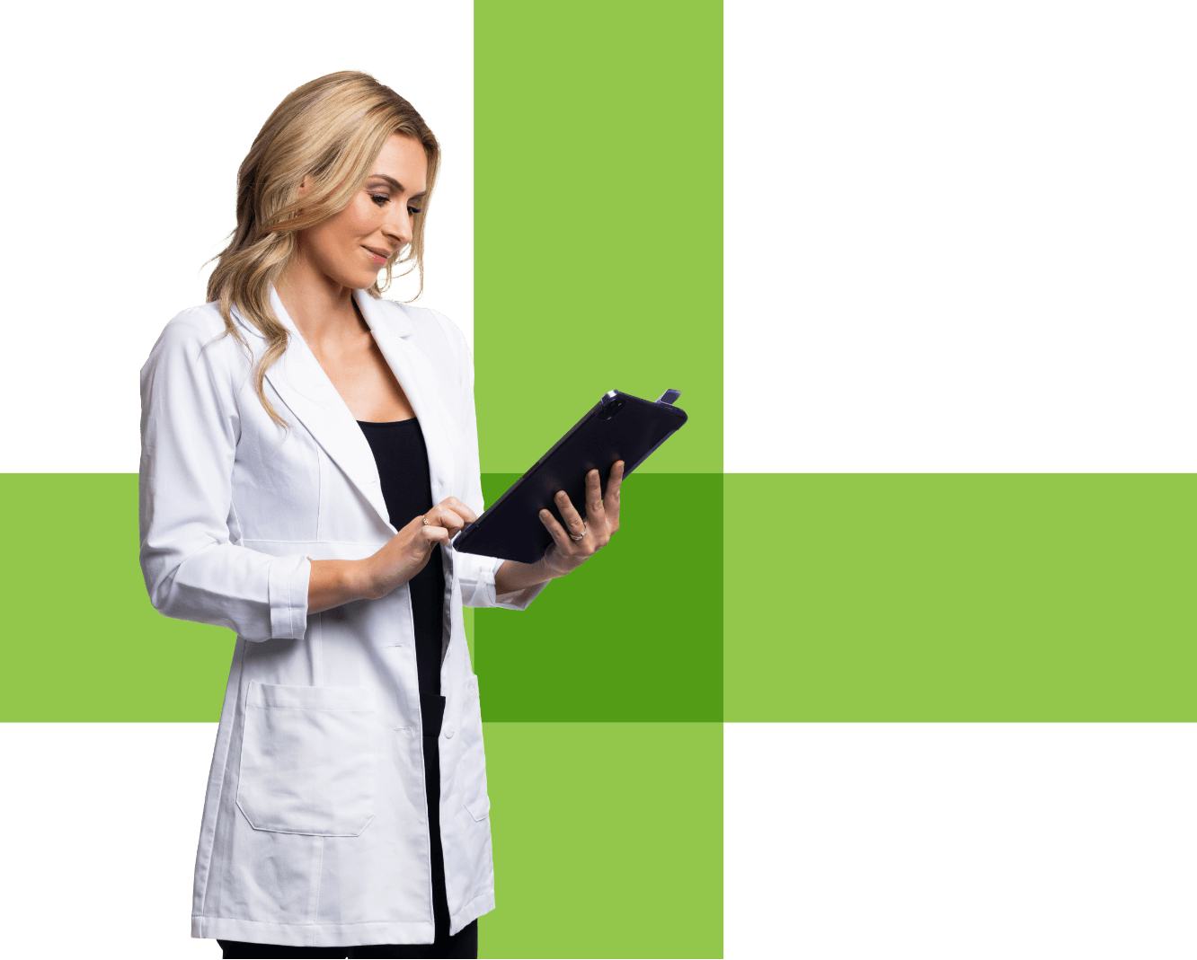 Image d’une pharmacienne qui porte un sarrau et regarde une tablette