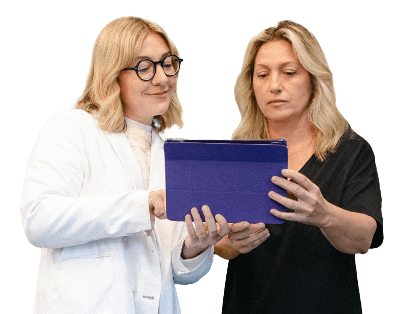 Deux femmes travaillant ensemble