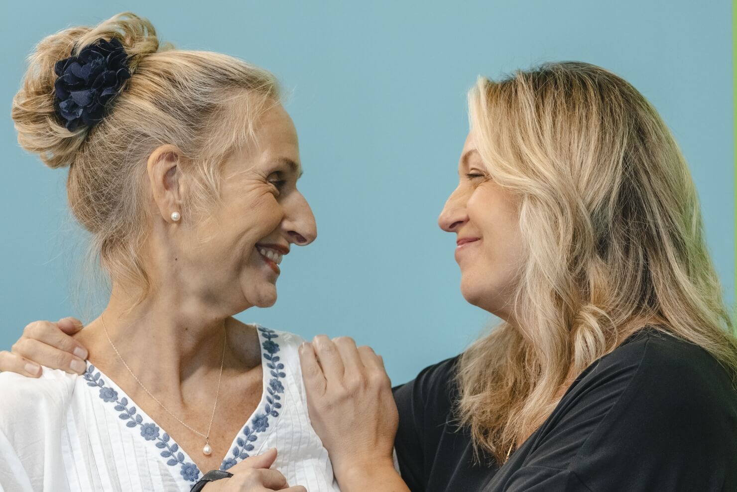 Une femme touchant l'épaule d'une autre femme en signe de support