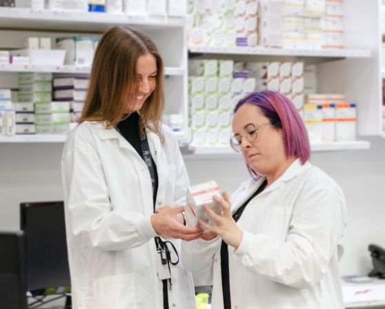 Deux collègues pharmaciennes